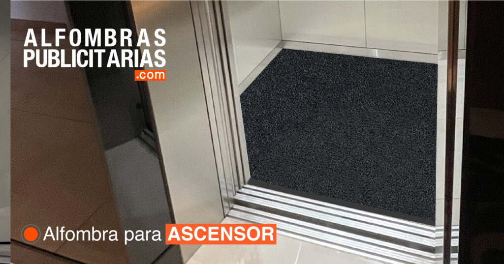 entrada de un ascensor con una alfombra musgo atrapamugre color negro.