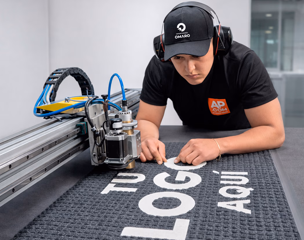 Expertos en alfombras personalizadas y publicitarias en Ecuador. Fabricamos alfombras con logotipo e institucionales duraderas que elevan tu marca.